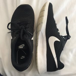 women’s tennis shoes